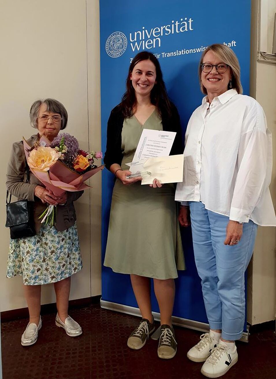 Foto der Gewinnerin mit Prof. Snell-Hornby und der MA-Betreuerin Prof. Risku