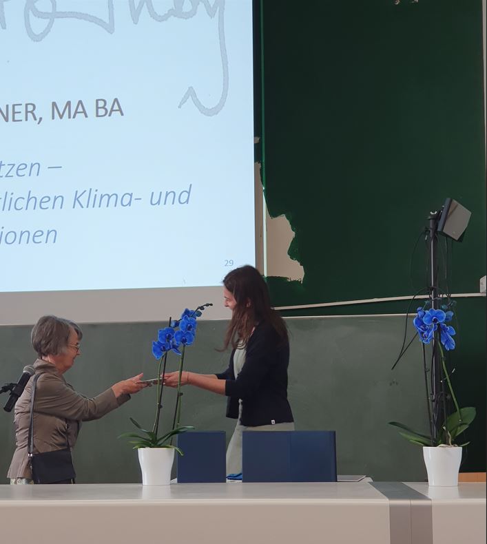 Foto von Preisüberreichung an die Gewinnerin durch die Stifterin Prof. Snell-Hornby